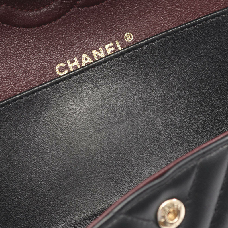 香奈兒 (CHANEL) 人字紋 V 型縫線 W 型翻蓋鏈條肩背包,羊皮材質,黑色,二手,金色五金配件,CC-8