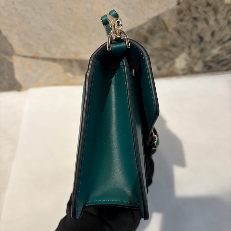 BVLGARI祖母綠牛皮蛇頭橫式斜背包-3