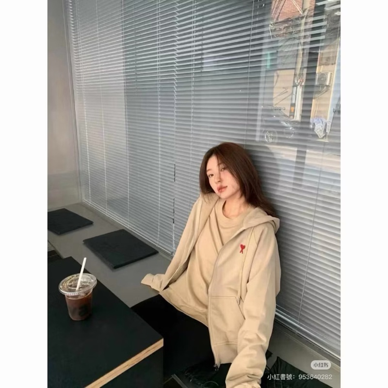 Ami Paris早秋氛圍感穿搭 溫柔香草燕麥奶茶色 連帽拉鏈外套、休閒外套、帽踢外套-2