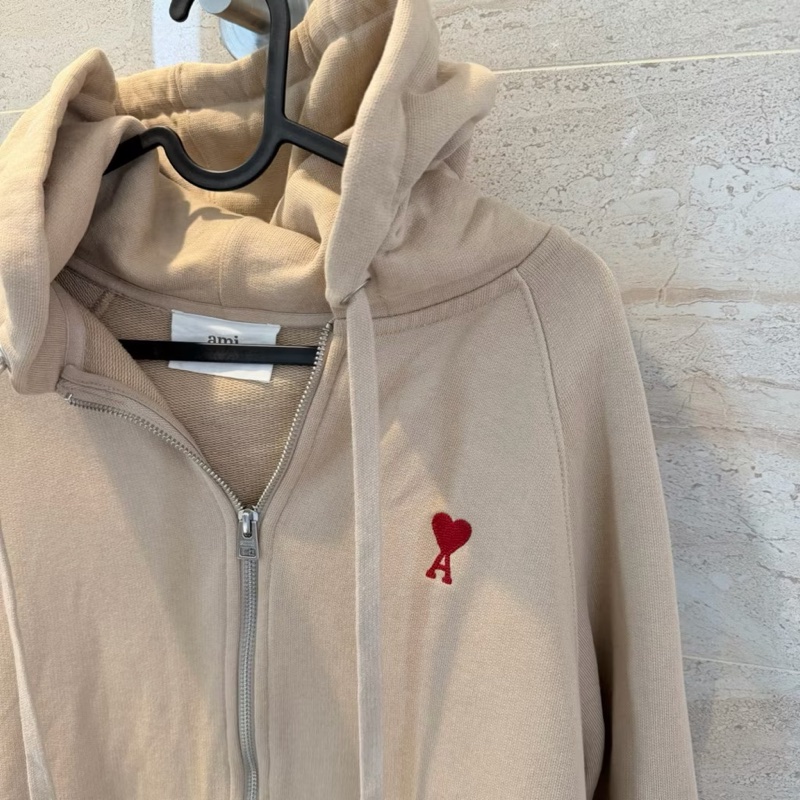 Ami Paris早秋氛圍感穿搭 溫柔香草燕麥奶茶色 連帽拉鏈外套、休閒外套、帽踢外套-4