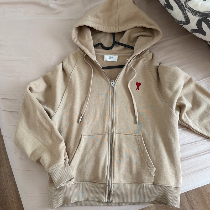 Ami Paris早秋氛圍感穿搭 溫柔香草燕麥奶茶色 連帽拉鏈外套、休閒外套、帽踢外套-5