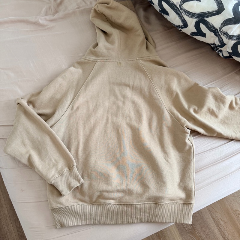 Ami Paris早秋氛圍感穿搭 溫柔香草燕麥奶茶色 連帽拉鏈外套、休閒外套、帽踢外套-6