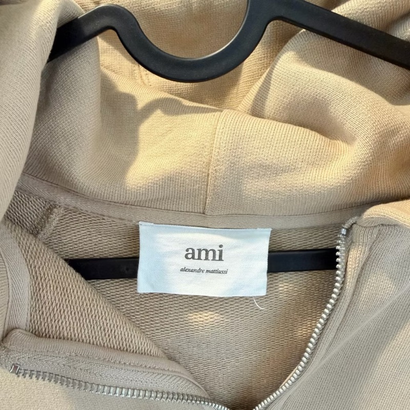 Ami Paris早秋氛圍感穿搭 溫柔香草燕麥奶茶色 連帽拉鏈外套、休閒外套、帽踢外套-7