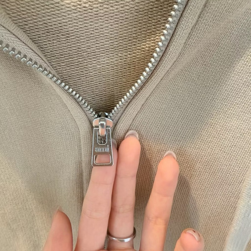 Ami Paris早秋氛圍感穿搭 溫柔香草燕麥奶茶色 連帽拉鏈外套、休閒外套、帽踢外套-10