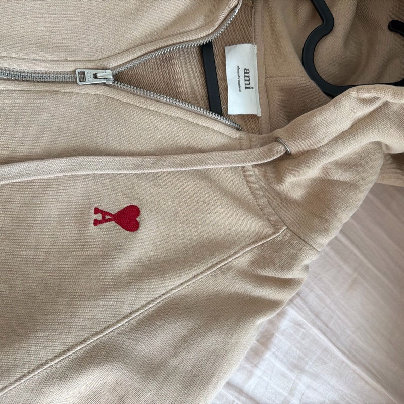 Ami Paris早秋氛圍感穿搭 溫柔香草燕麥奶茶色 連帽拉鏈外套、休閒外套、帽踢外套-11