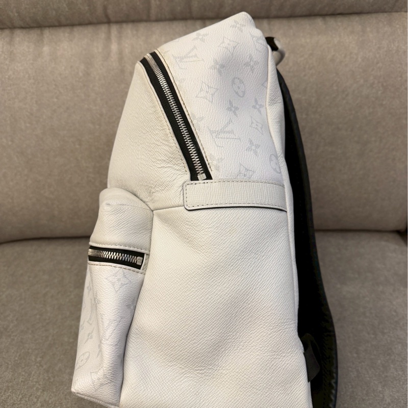 LV白色老花後背包-2