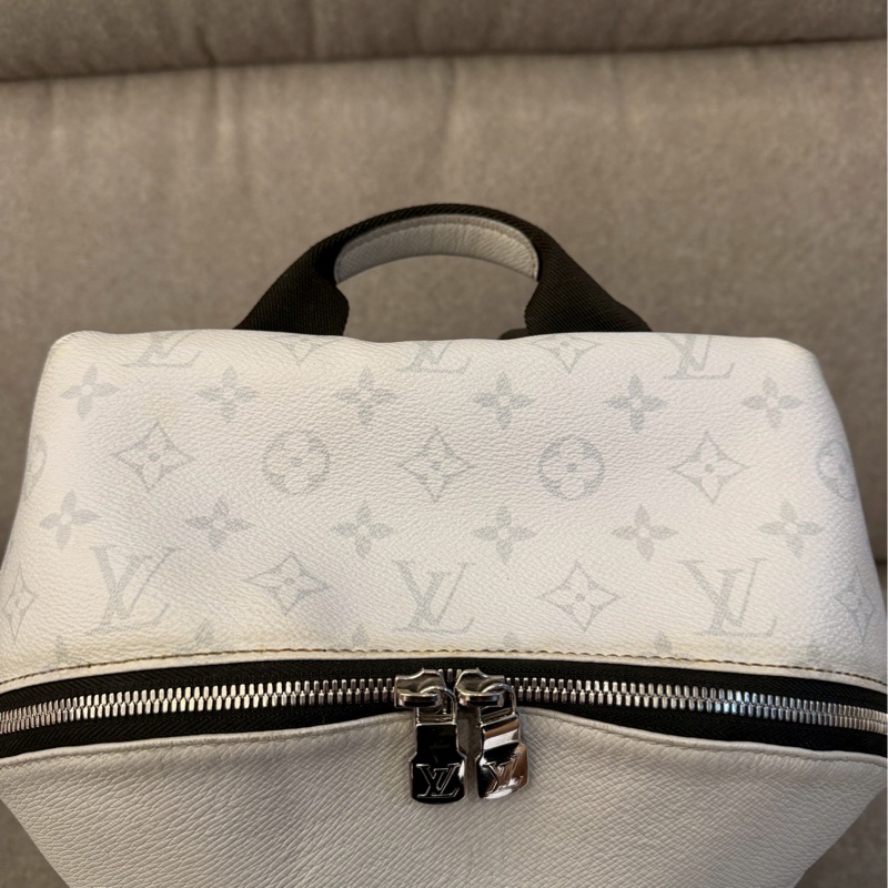 LV白色老花後背包-4