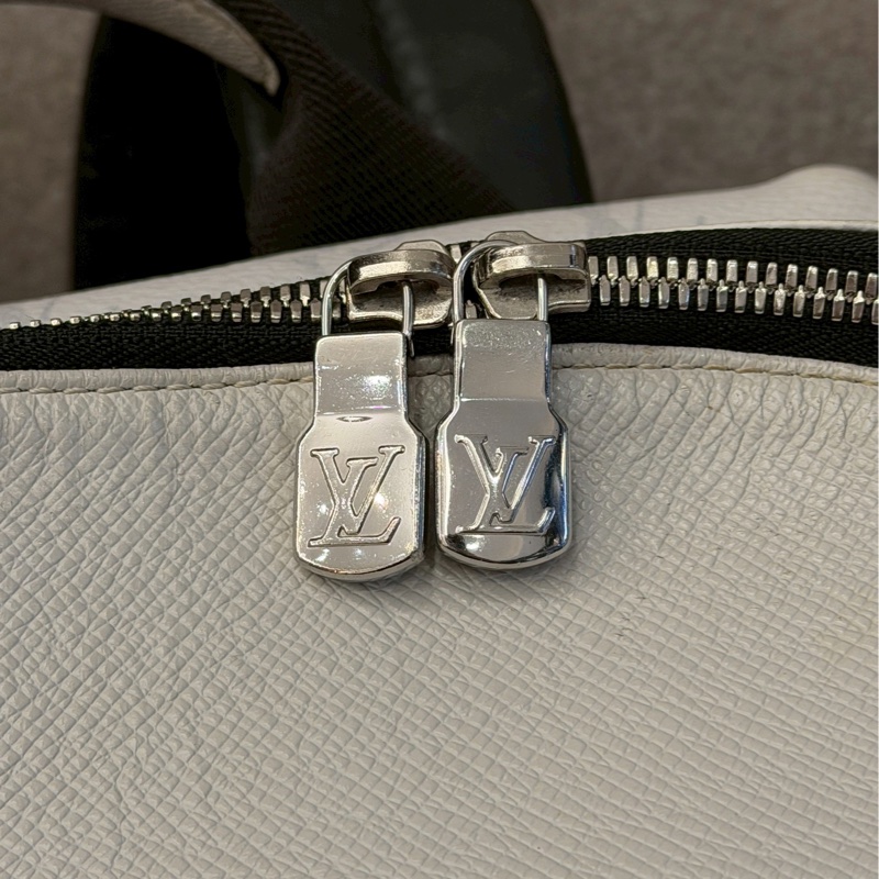 LV白色老花後背包-5