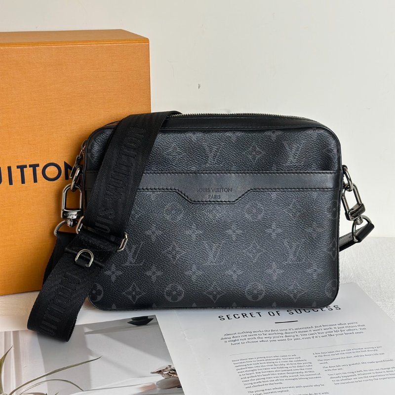 LOUIS VUITTON Trio三合一黑武士郵差包-0