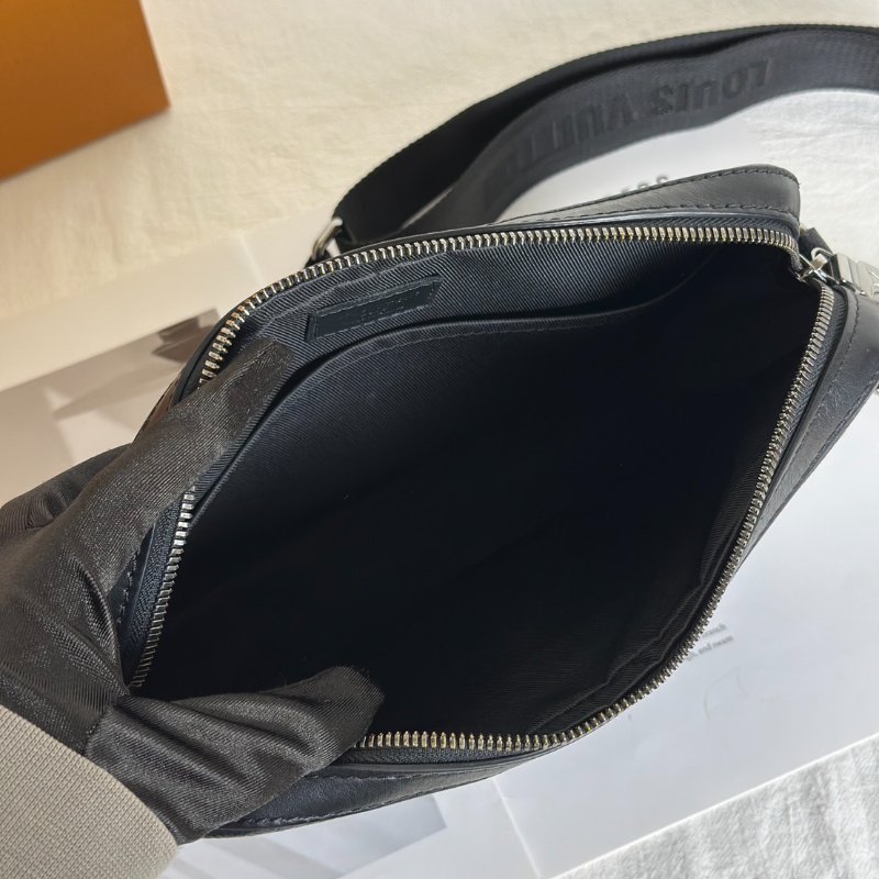 LOUIS VUITTON Trio三合一黑武士郵差包-7