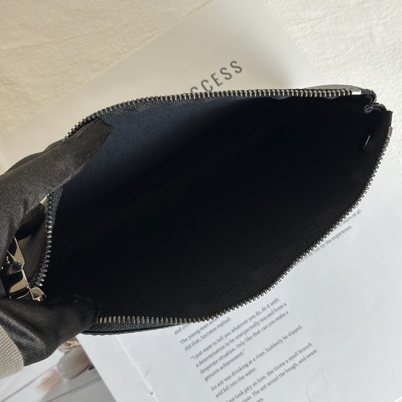 LOUIS VUITTON Trio三合一黑武士郵差包-11