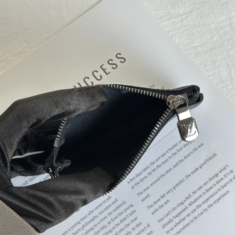 LOUIS VUITTON Trio三合一黑武士郵差包-14