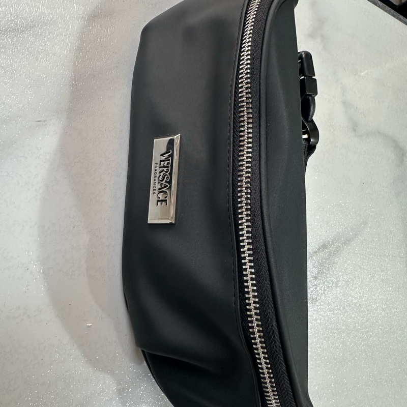 Versace 凡賽斯經典金屬銘牌圖騰 肩背 胸背 腰包-1