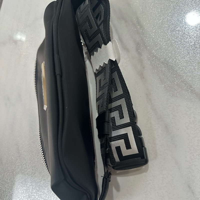Versace 凡賽斯經典金屬銘牌圖騰 肩背 胸背 腰包-6