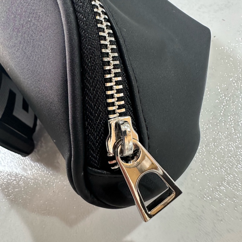 Versace 凡賽斯經典金屬銘牌圖騰 肩背 胸背 腰包-7