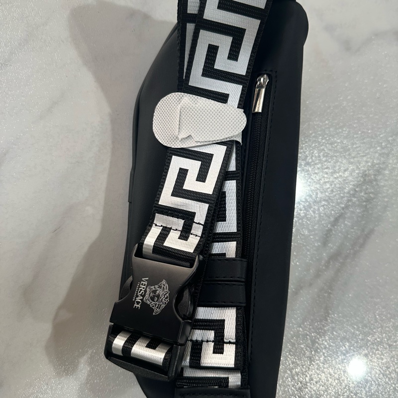 Versace 凡賽斯經典金屬銘牌圖騰 肩背 胸背 腰包-9