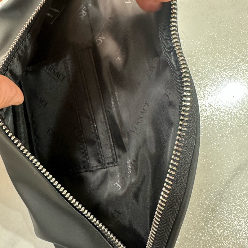 Versace 凡賽斯經典金屬銘牌圖騰 肩背 胸背 腰包-11