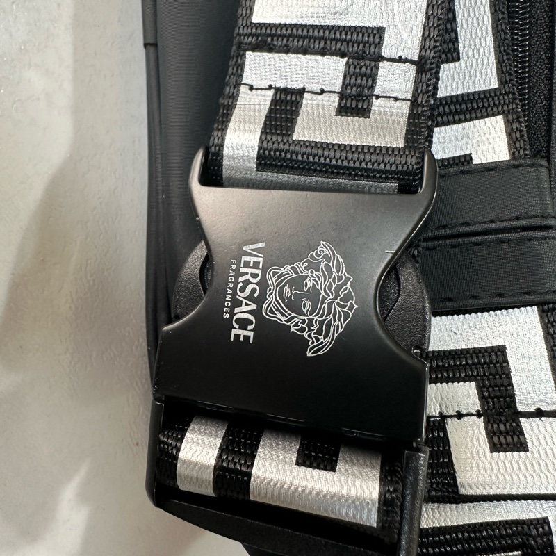 Versace 凡賽斯經典金屬銘牌圖騰 肩背 胸背 腰包-15
