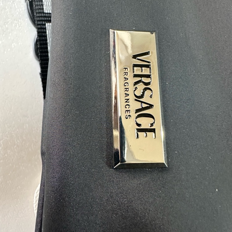 Versace 凡賽斯經典金屬銘牌圖騰 肩背 胸背 腰包-16