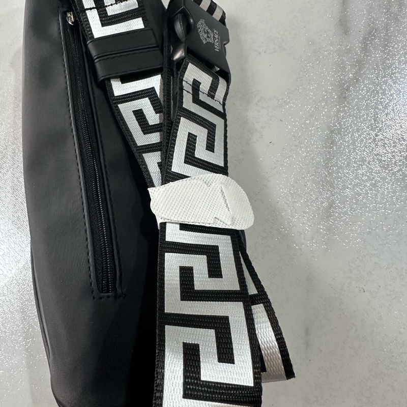 Versace 凡賽斯經典金屬銘牌圖騰 肩背 胸背 腰包-18