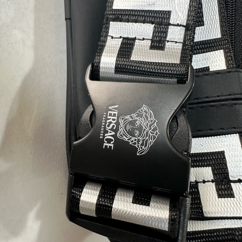 Versace 凡賽斯經典金屬銘牌圖騰 肩背 胸背 腰包-21