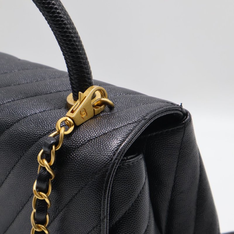 CHANEL Coco handleV字蜥蜴紋壓花手柄 - 中號黑金26開-4