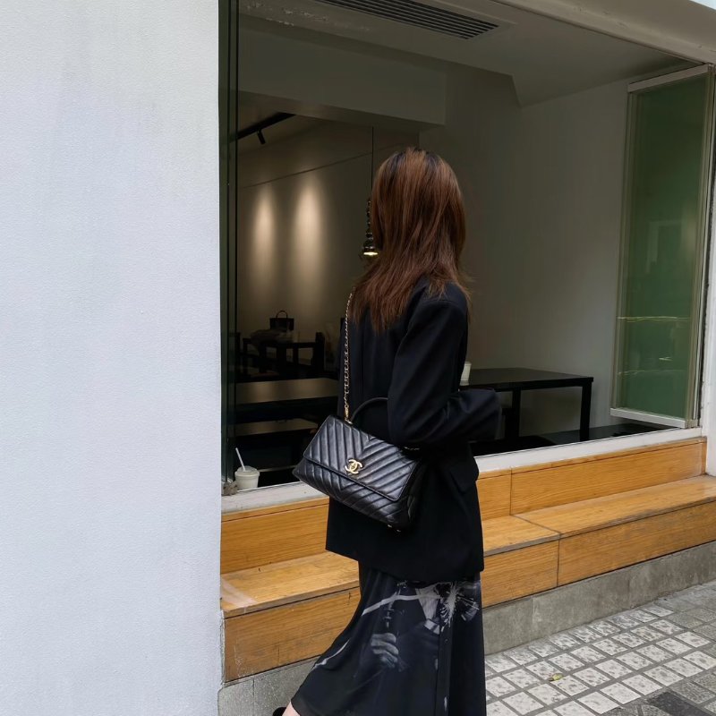 CHANEL Coco handleV字蜥蜴紋壓花手柄 - 中號黑金26開-21