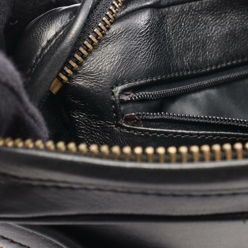 香奈兒 V 字縫線鏈條單肩包,羊皮材質,黑色,二手,女士款,金色五金配件,CC-4