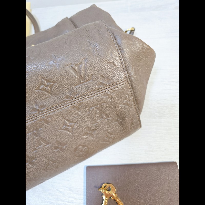 Louis Vuitton LV M93409 Monogram Empreinte Taupe 灰棕色 兩用包 附鑰匙-2
