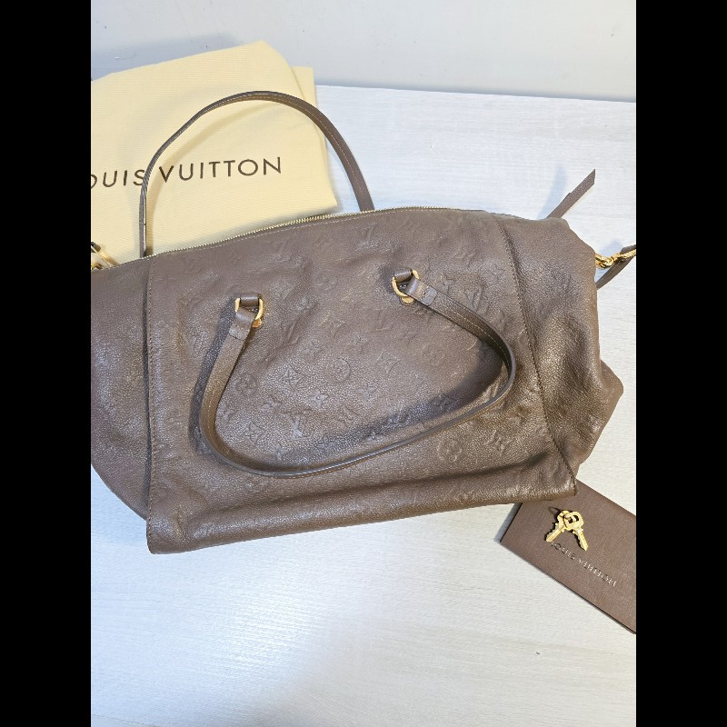 Louis Vuitton LV M93409 Monogram Empreinte Taupe 灰棕色 兩用包 附鑰匙-3