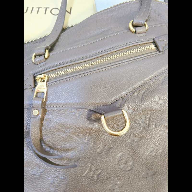 Louis Vuitton LV M93409 Monogram Empreinte Taupe 灰棕色 兩用包 附鑰匙-4