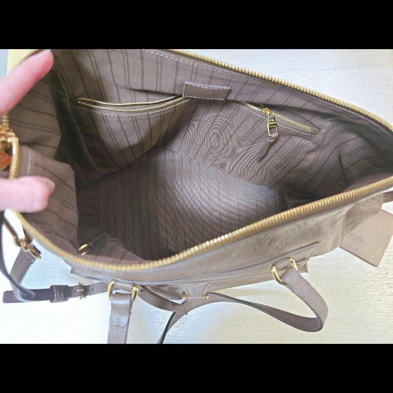Louis Vuitton LV M93409 Monogram Empreinte Taupe 灰棕色 兩用包 附鑰匙-5