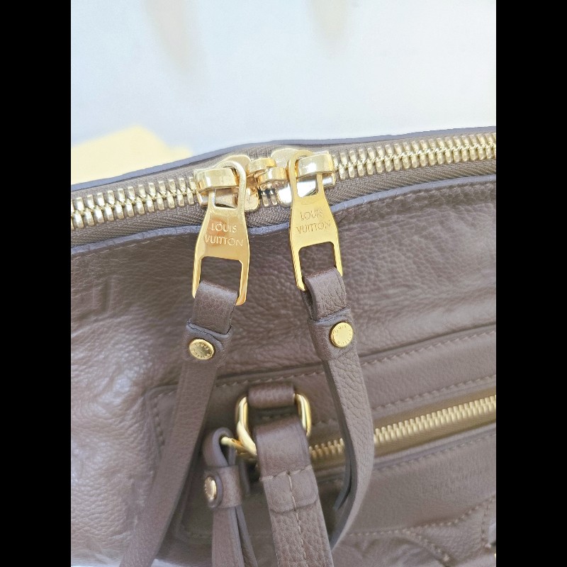 Louis Vuitton LV M93409 Monogram Empreinte Taupe 灰棕色 兩用包 附鑰匙-7