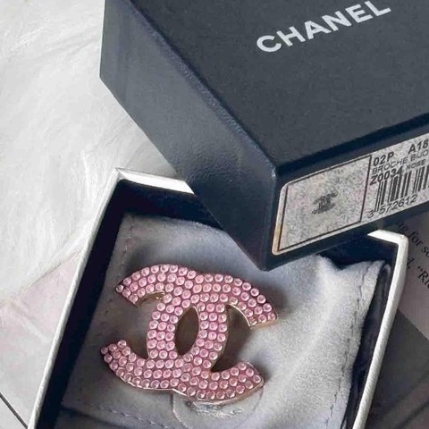 Chanel絕美的粉色水晶logo胸針