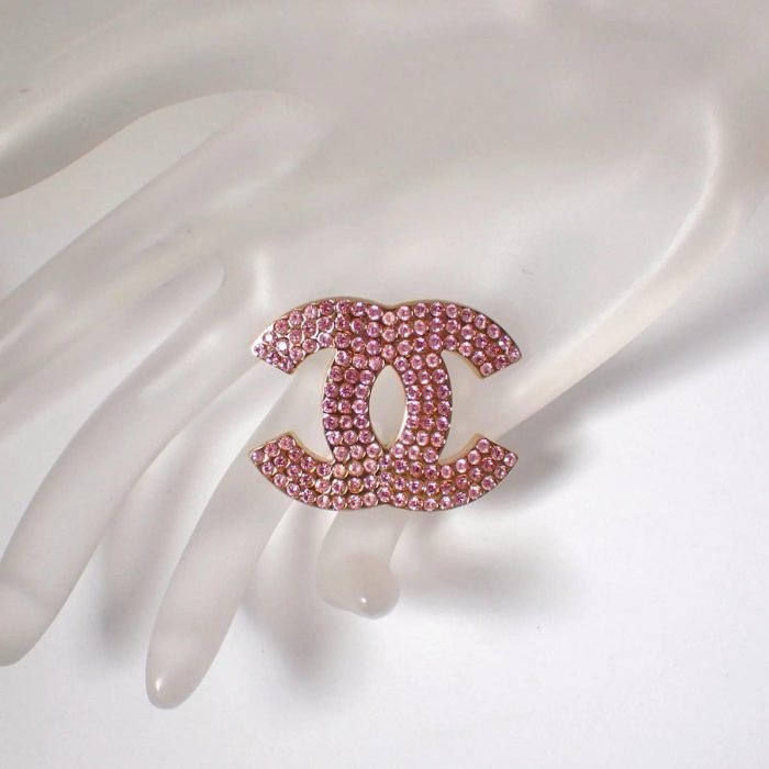 Chanel絕美的粉色水晶logo胸針-1