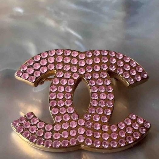 Chanel絕美的粉色水晶logo胸針-2
