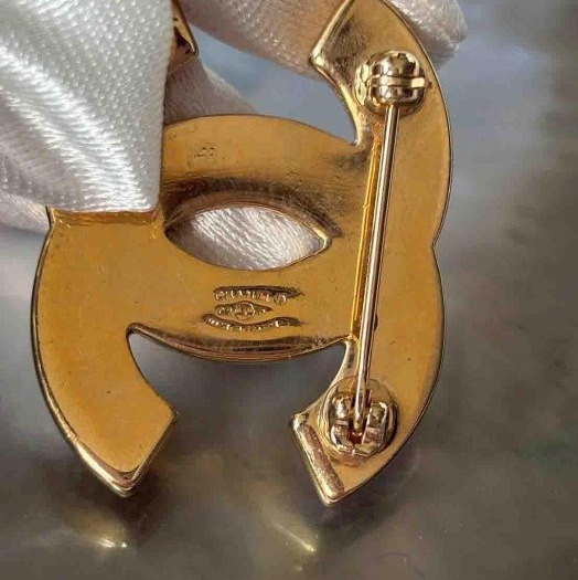 Chanel絕美的粉色水晶logo胸針-3