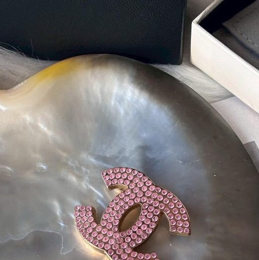 Chanel絕美的粉色水晶logo胸針-8