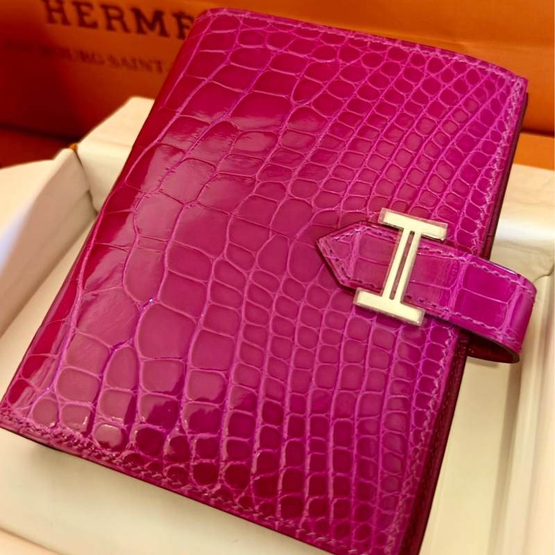 全新Hermès Bearn J5即天方夜譚紫(Violet Arah)銀扣方塊鱷🐊是一種極具女人味的粉紫色鱷魚皮。-0