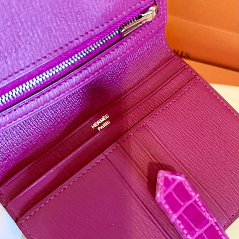 全新Hermès Bearn J5即天方夜譚紫(Violet Arah)銀扣方塊鱷🐊是一種極具女人味的粉紫色鱷魚皮。-1