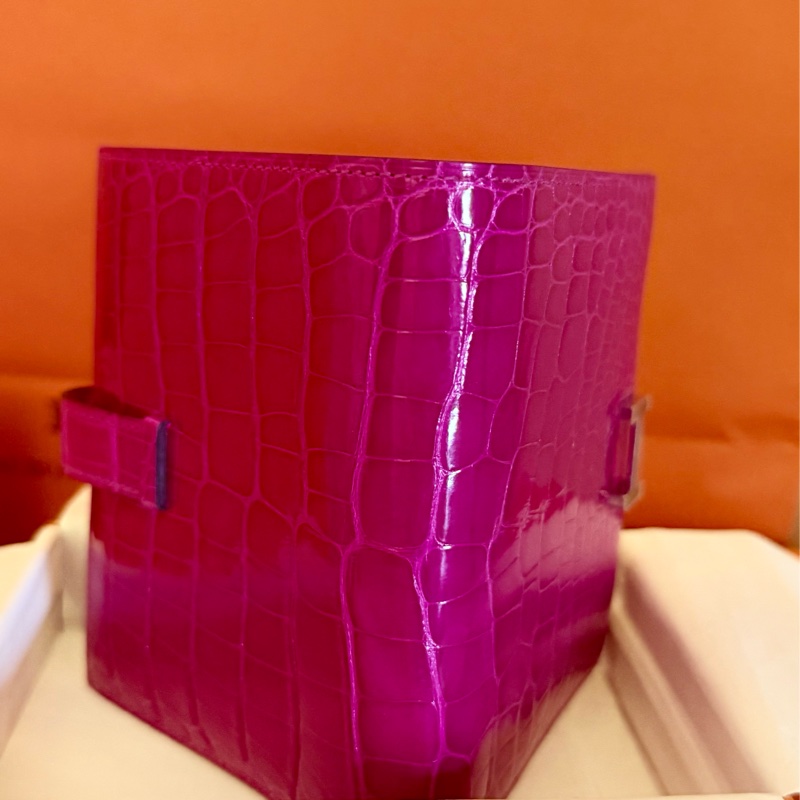 全新Hermès Bearn J5即天方夜譚紫(Violet Arah)銀扣方塊鱷🐊是一種極具女人味的粉紫色鱷魚皮。-2