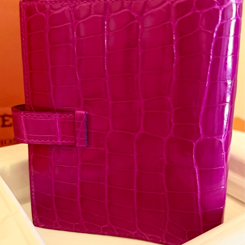 全新Hermès Bearn J5即天方夜譚紫(Violet Arah)銀扣方塊鱷🐊是一種極具女人味的粉紫色鱷魚皮。-3