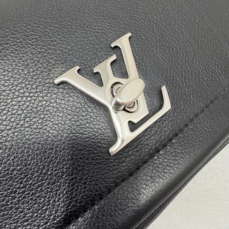 🈶購證 #全網最甜💰 #荔枝紋牛皮 Lv lockme bb黑銀斜挎包🈶墊肩-13