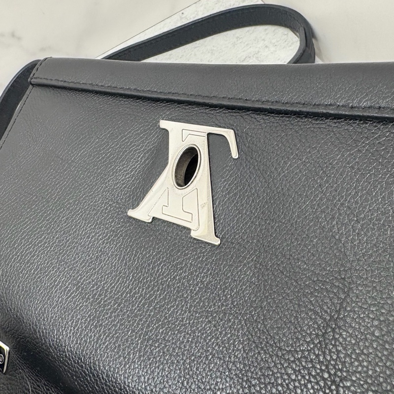 🈶購證 #全網最甜💰 #荔枝紋牛皮 Lv lockme bb黑銀斜挎包🈶墊肩-14