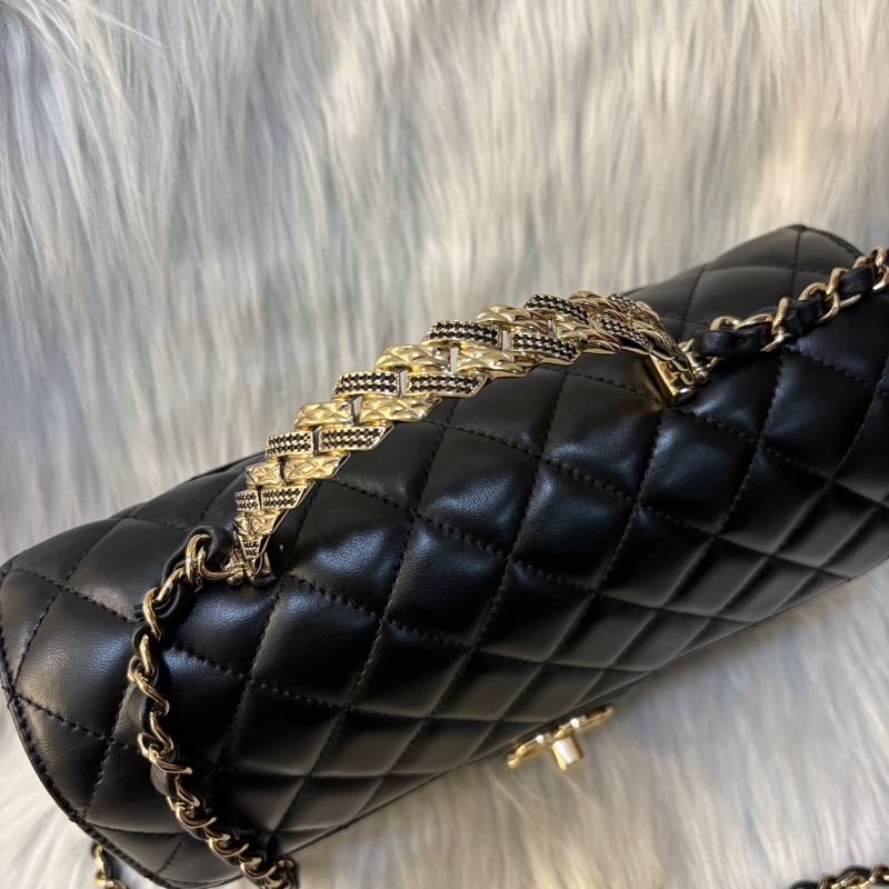 Chanel 黑羊皮淡金釦特殊水鑽手把下蓋包-2
