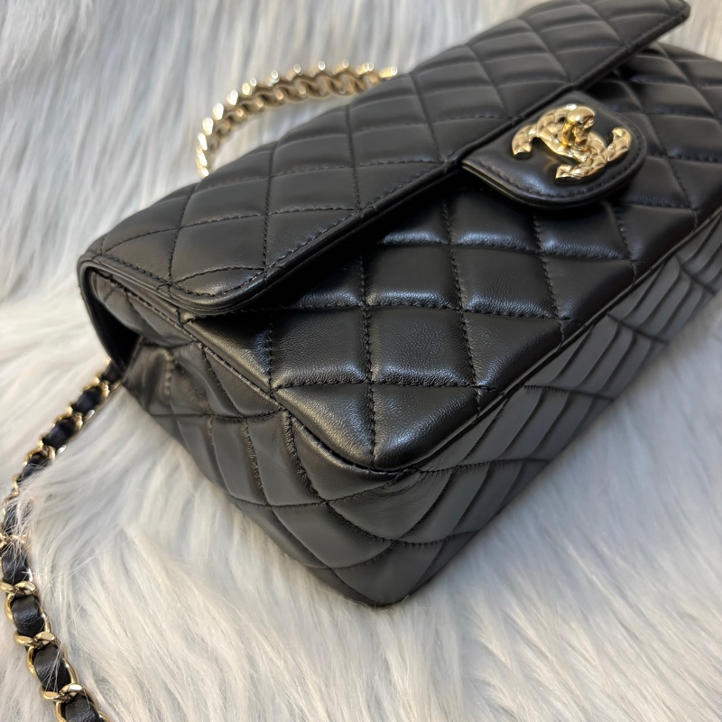 Chanel 黑羊皮淡金釦特殊水鑽手把下蓋包-3