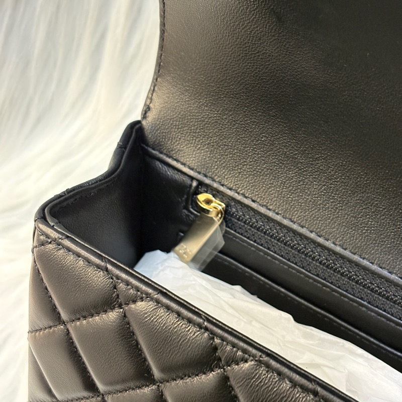 Chanel 黑羊皮淡金釦特殊水鑽手把下蓋包-8