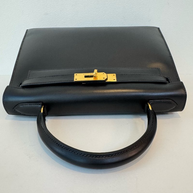 Hermès 愛馬仕 Kelly 28 黑金 Box 皮 圈 M 刻 1983 年 有肩帶有鎖具 尺寸:28*22*10cm-6