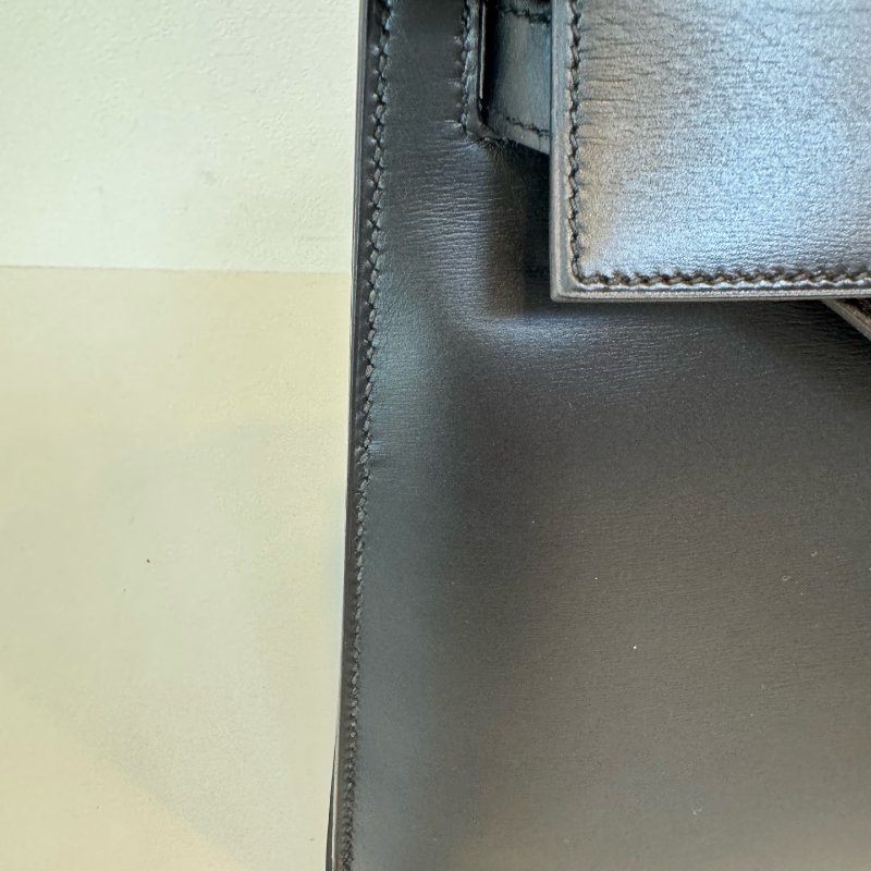 Hermès 愛馬仕 Kelly 28 黑金 Box 皮 圈 M 刻 1983 年 有肩帶有鎖具 尺寸:28*22*10cm-9