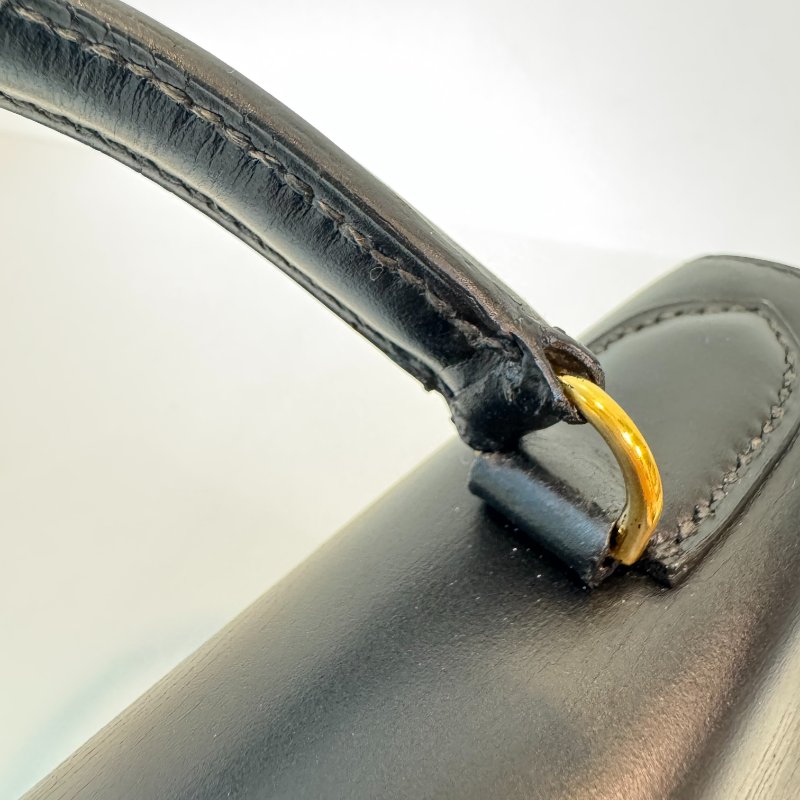 Hermès 愛馬仕 Kelly 28 黑金 Box 皮 圈 M 刻 1983 年 有肩帶有鎖具 尺寸:28*22*10cm-10